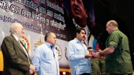  Nicolás Maduro (c) y al presidente de la Asamblea Nacional, Diosdado Cabello (2-i)