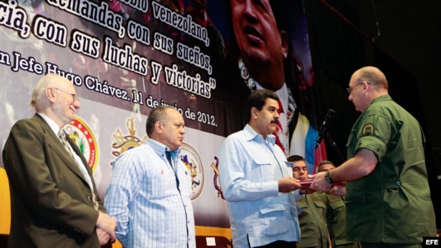 Nicolás Maduro (c) y al presidente de la Asamblea Nacional, Diosdado Cabello (2-i)