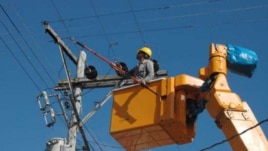 Trabajos en líneas eléctricas en Cuba. Archivo.