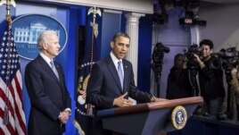 El vicepresidente estadounidense, Joseph R. Biden (izda), escucha al presidente de Estados Unidos, Barack Obama (dcha), durante su declaración a los medios en la Casa Blanca el 1 de enero de 2013. 