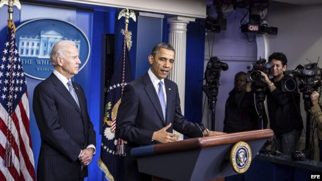 El vicepresidente estadounidense, Joseph R. Biden (izda), escucha al presidente de Estados Unidos, Barack Obama (dcha), durante su declaración a los medios en la Casa Blanca el 1 de enero de 2013. 
