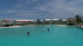 Villa Guajaibón, un "resort" del MININT. En Herradura hay que conformarse con la playa depauperada y el diente de perro.