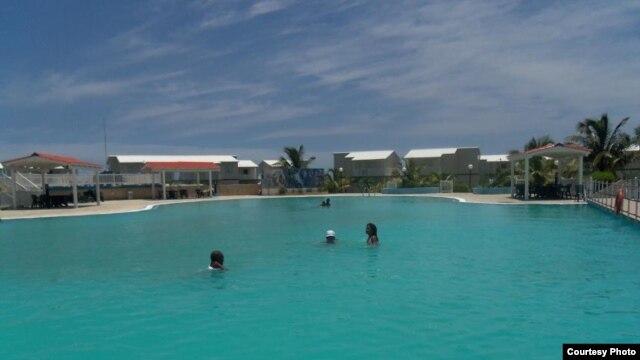 Villa Guajaibón, un "resort" del MININT. En Herradura hay que conformarse con la playa depauperada y el diente de perro.