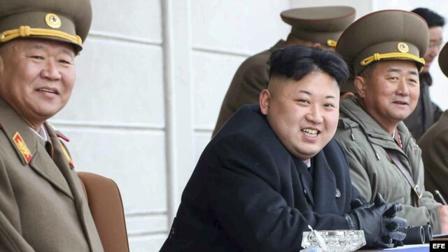 Kim Jong-un (c) observa una práctica de tiro en la Academia Militar, en Pyongyang (Corea del Norte).
