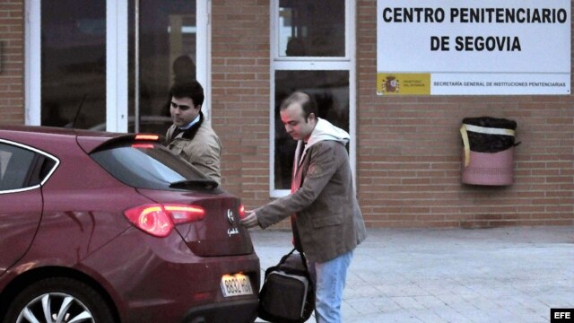 El dirigente de Nuevas Generaciones Ángel Carromero (d) a su salida esta tarde de la Prisión de Segovia tras la obtención del tercer grado o régimen abierto que le ha concedido hoy Instituciones Penitenciarias. EFE/Valentín Gonzalo