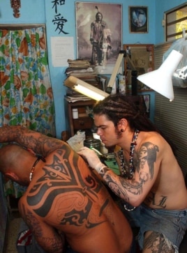 Alain Acuna García (29 años), trabaja el tatuaje en La Habana.