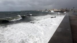 Fuertes olas chocan contra el muro del malecón de La Habana (Cuba) por los coletazos de "Isaac". EFE/Alejandro Ernesto