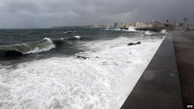 Fuertes olas chocan contra el muro del malecón de La Habana (Cuba) por los coletazos de "Isaac". EFE/Alejandro Ernesto