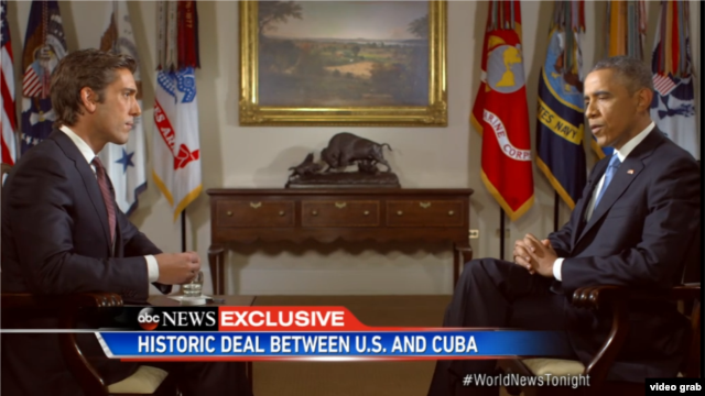 Obama habla sobre el cambio de política hacia Cuba con David Muir de ABC.