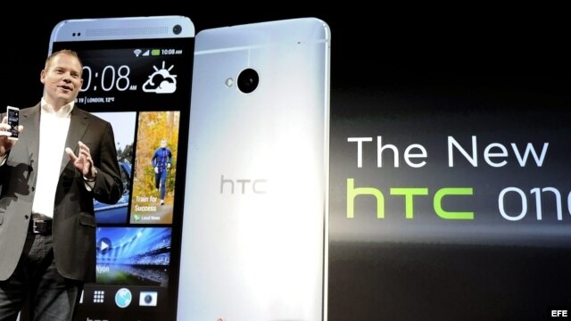 El presidente de HTC, Jason Mackenzie, presenta el nuevo modelo de teléfono inteligente de la marca HTC, el HTC One, en Nueva York, EE.UU. 