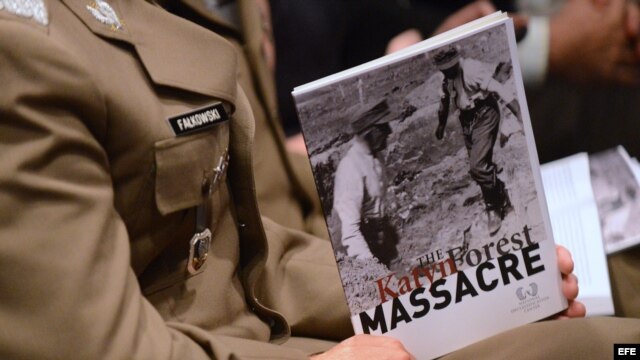 El agregado militar de la embajada polaca en Washington mayor general Andrzej Falkowski sostiene un documento hoy, lunes 10 de septiembre de 2012, durante una ceremonia en que se desclasificó los archivos sobre la masacre de Katyn Forest. 