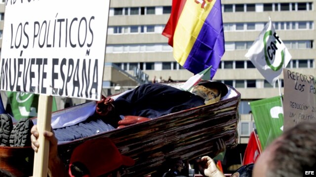 Fotografía de archivo. Decenas de miles de personas se manifiestan en España contra los recortes.