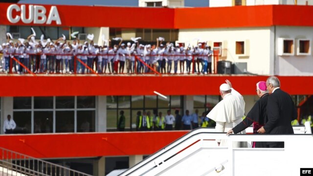 El papa Francisco (3d) saluda hoy, lunes 21 de septiembre de 2015, a su llegada al aeropuerto de Santiago de Cuba (Cuba).