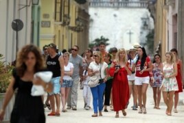 Un grupo de turistas camina por una calle de La Habana.