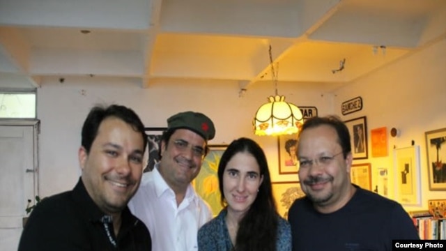 Yoani Sánchez junto a amigos brasileños que la han invitado a su país / Foto de archivo