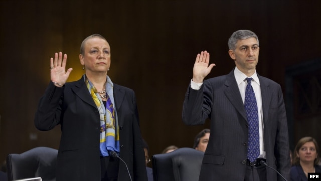 La presidenta de la división de HSBC América, Irene Dorner, (i)  y el jefe del servicio jurídico del banco, Stuart Levey, en el Senado de Estados Unidos, hoy, martes, 17 de julio de 2012.  