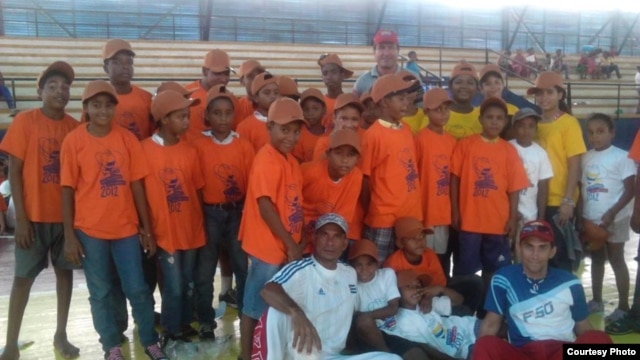 Amaury Nuviola (i) con sus alumnos en Venezuela.