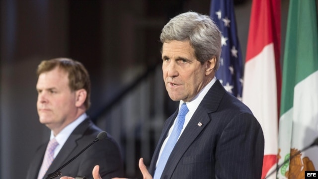 El secretario de estado John Kerry y el canciller canadiense, John Baird. 