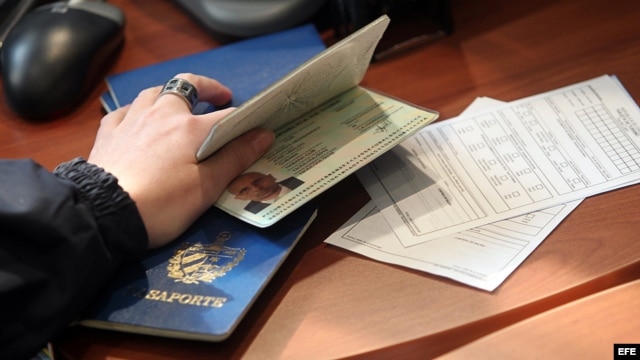 A algunos cubanos el gobierno les sigue negando el derecho de tener pasaporte.