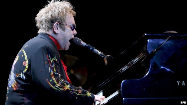 Archivo - Concierto del cantante británico Elton John en Hong Kong, China. 