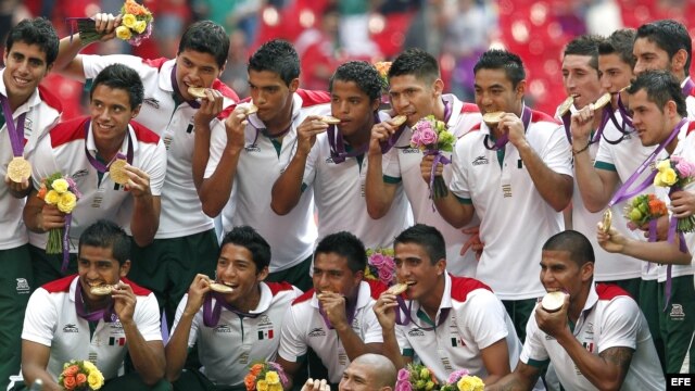 Los jugadores de México celebran su medalla de oro en el torneo olímpico de fútbol tras ganar la final a Brasil. 