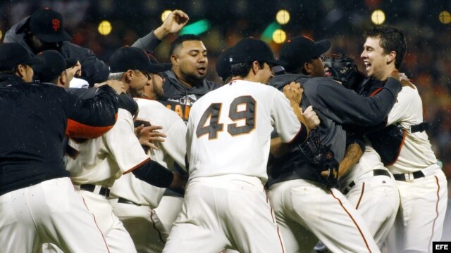Los Gigantes celebran su victoria ante Cardenales durante el séptimo partido por el Campeonato de la Liga Nacional de Béisbol. 