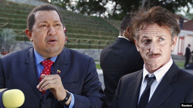 Hugo Chavez y el actor Sean Penn. 