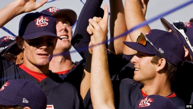Fotografía de archivo. El equipo de beisbol de Estados Unidos celebra su victoria en la final de la Semana del Béisbol, en Haarlem, Holanda el domingo 13 de julio de 2008. 