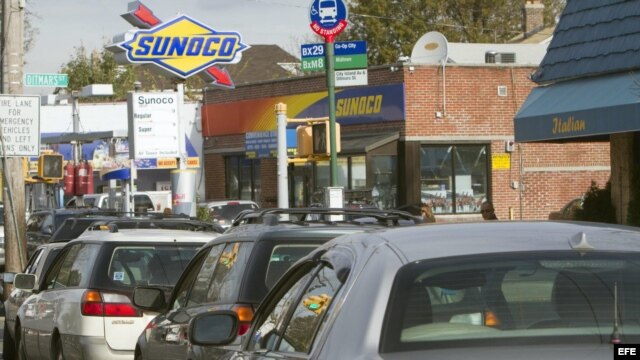 Vista de una fila de autos cerca de una gasolinera el 1 de noviembre de 2012, en City Island, Nueva York, a 3 días del paso de "Sandy". 