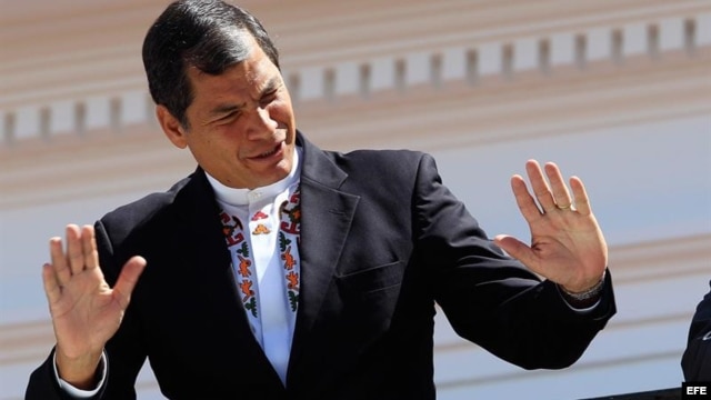 El editorial destaca que el autoritario presidente de Ecuador, Rafael Correa, persigue implacable y abiertamente a todo medio o periodista que disienta de sus opiniones.