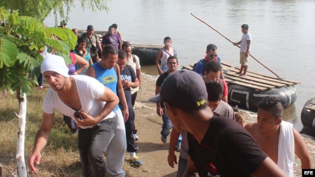 Decenas de migrantes cubanos cruzan el río Suchiate, en la frontera de México con Guatemala. EFE