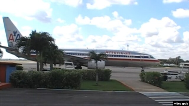 Un Boeing 737 de American espera en la Terminal 2 del aeropuerto 