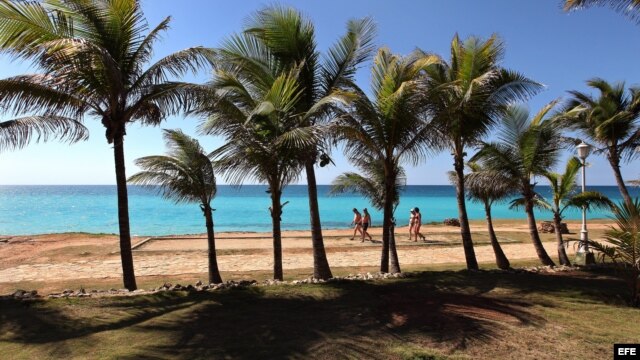 Un grupo de turistas camina por la playa de Varadero. 