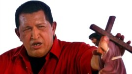 Archivo - Hugo Chávez toca una imagen de Jesús 