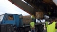 Trabajadores cubanos descargan paquetes de ayuda humanitaria.