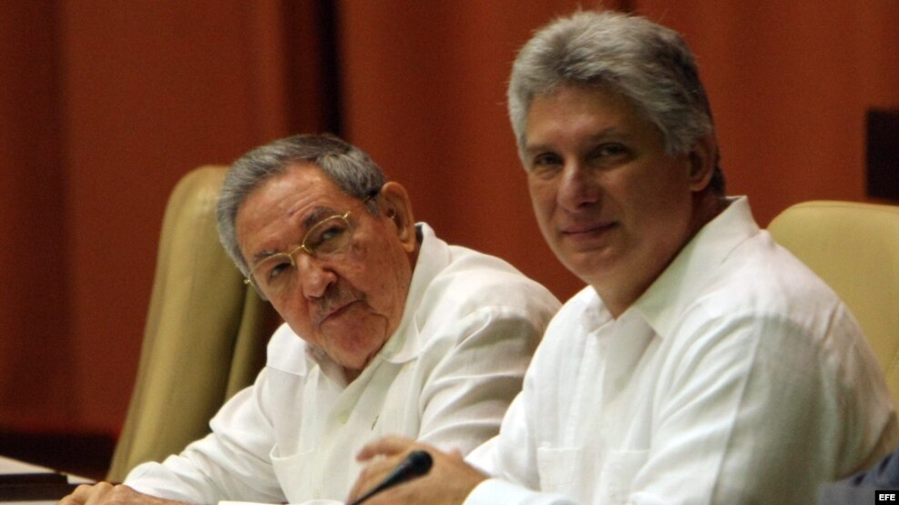 Raúl Castro (i), y el primer vicepresidente cubano, Miguel Díaz-Canel (d),