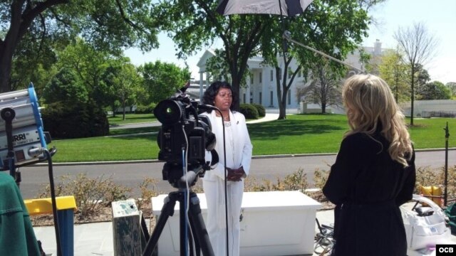 Berta Soler en los alrededores de la Casa Blanca, es entrevistada por la periodista de Antena Live, Karen Caballero.