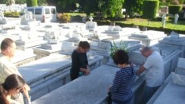 Visita a la sepultura de Oswaldo Payá, publicada en twitter por Rosa María Payá