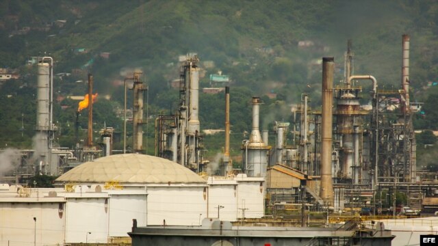 Panorámica de la refinería de la estatal Petróleos de Venezuela (PDVSA). Archivo.