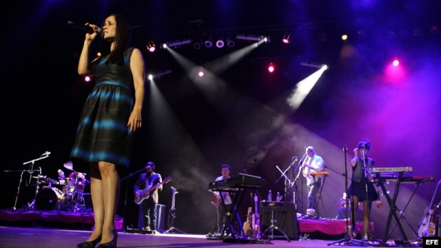 La cantautora mexicana Julieta Venegas (i) en el concierto en la Sala Covarrubias, en La Habana (Cuba). 