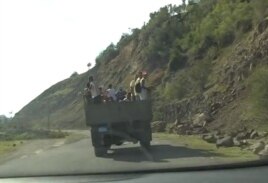 Transportarse en camión por una carretera asfaltada es un lujo para muchos serranos.