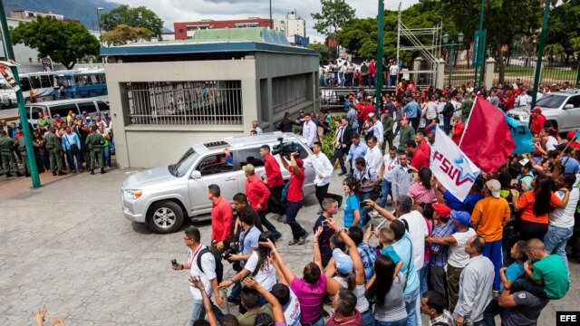 El presidente de Venezuela, Nicolás Maduro, maneja una camioneta en su retirada luego de ejercer su derecho al voto en su centro de votación en un colegio del oeste de la ciudad, hoy 28 de junio del 2015 en la ciudad de Caracas (Venezuela).