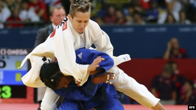 Archivo - La judoca cubana Yurileidys Lupetey Cobas (azul) se enfrenta a la griega Loulietta Boukouvala en los Juegos Olímpicos de Londres 2012.  