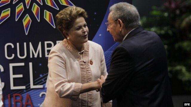 Raúl Castro saluda a la mandataria de Brasil, Dilma Rousseff.