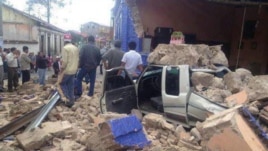 Daños dejados por el terremoto en una calle de San Marcos, Guatemala.