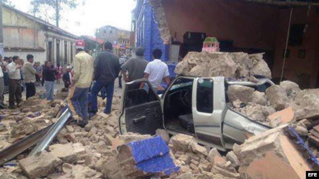 Daños dejados por el terremoto en una calle de San Marcos, Guatemala.