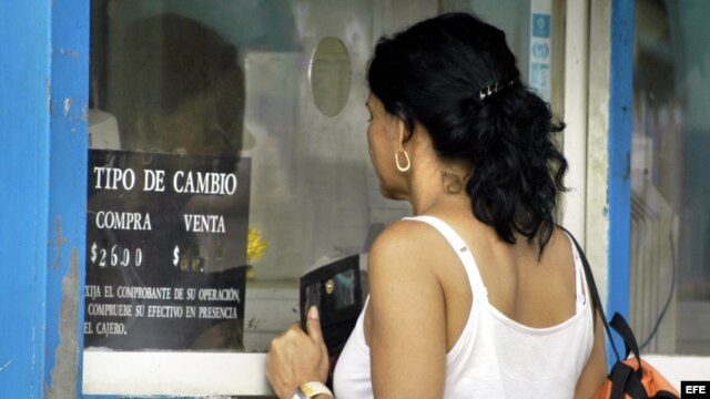 Una mujer acude a una Casa de Cambios (CADECA) para cambiar dólares por pesos cubanos. Archivo.