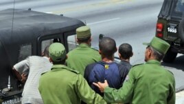 Un grupo de hombres del MININT realiza un arresto en La Habana.