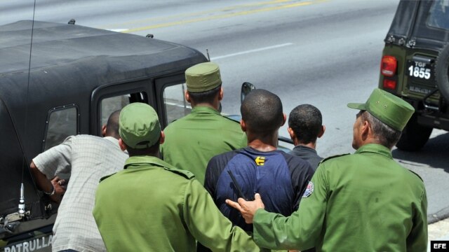 Un grupo de hombres del MININT realiza un arresto en La Habana.
