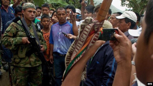 Un grupo de indígenas rodea a un guerrillero de las FARC en la vía que conduce de El Palo a Toribio.